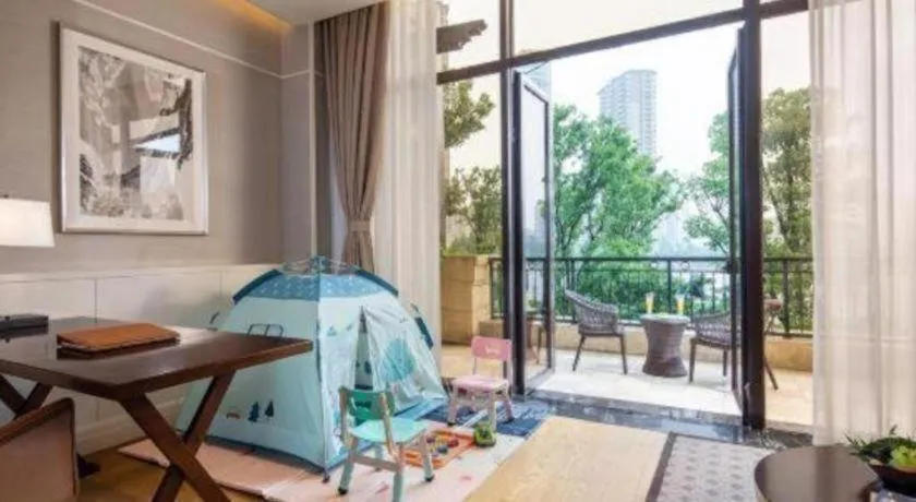 Donghai Xianhucheng Huanglong Hotel