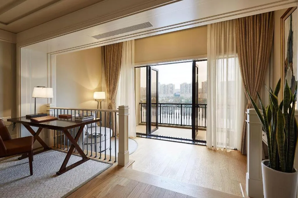 Donghai Xianhucheng Huanglong Hotel