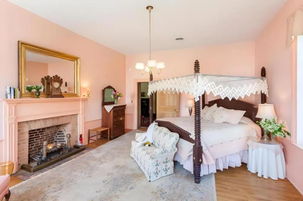 Bed in Smithfield Farm B&B