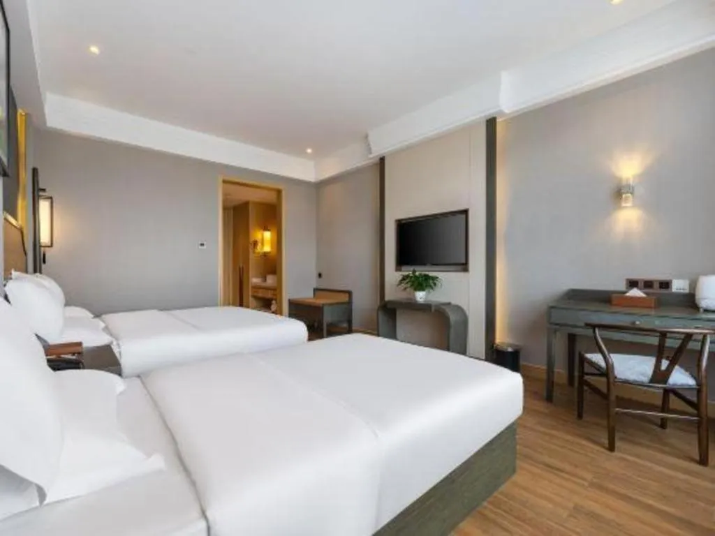 Bed in Metropolo Hotel YunNan Shangri-la Karma Dan Songzanlin Temple