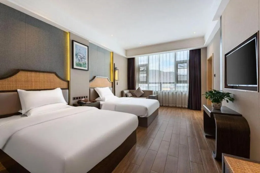 Bed in Metropolo Hotel YunNan Shangri-la Karma Dan Songzanlin Temple