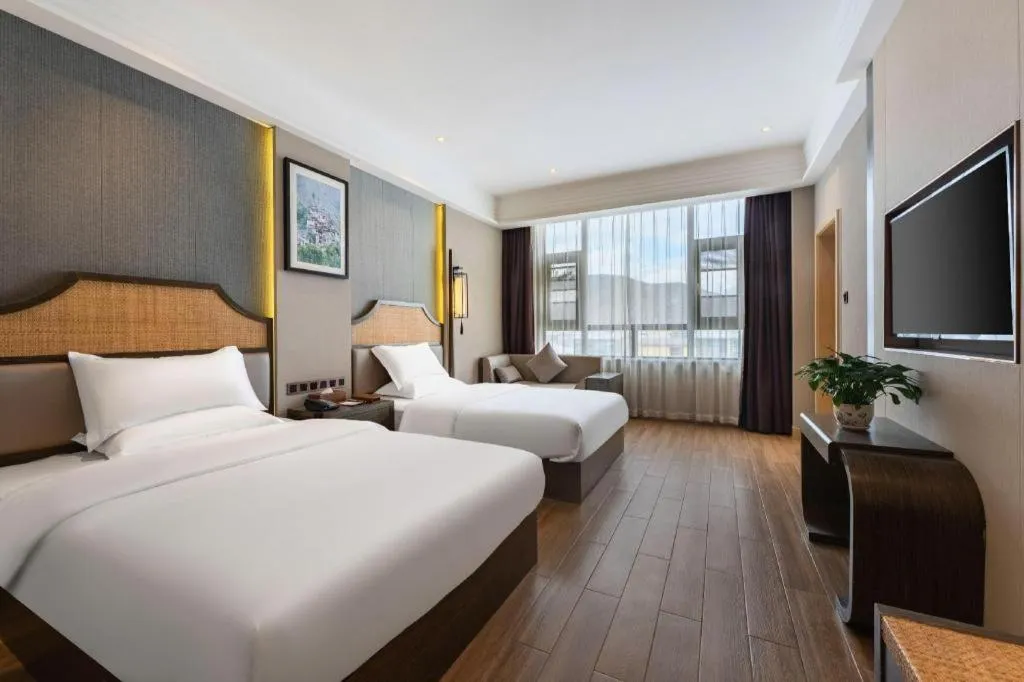 Bed in Metropolo Hotel YunNan Shangri-la Karma Dan Songzanlin Temple