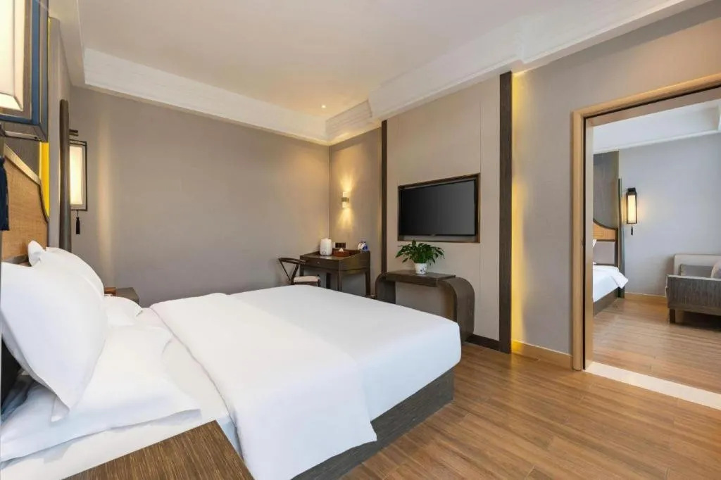 Bed in Metropolo Hotel YunNan Shangri-la Karma Dan Songzanlin Temple