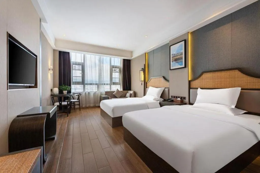 Bed in Metropolo Hotel YunNan Shangri-la Karma Dan Songzanlin Temple