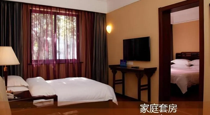 Bed in Hujialou Hot Spring Hotel