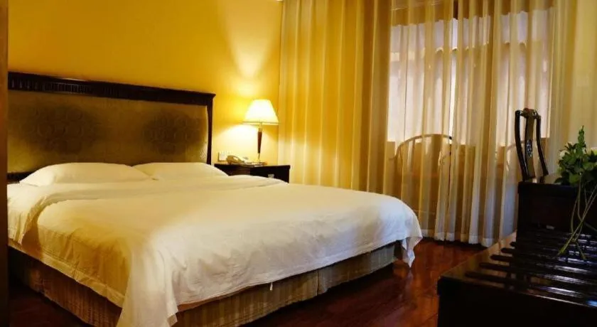Bed in Hujialou Hot Spring Hotel