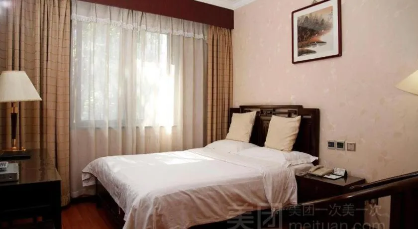 Bed in Hujialou Hot Spring Hotel