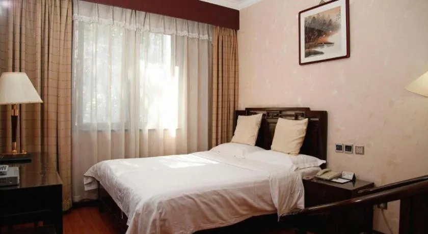 Bed in Hujialou Hot Spring Hotel