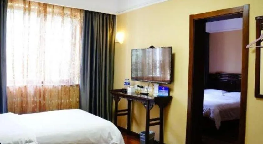 Bed in Hujialou Hot Spring Hotel