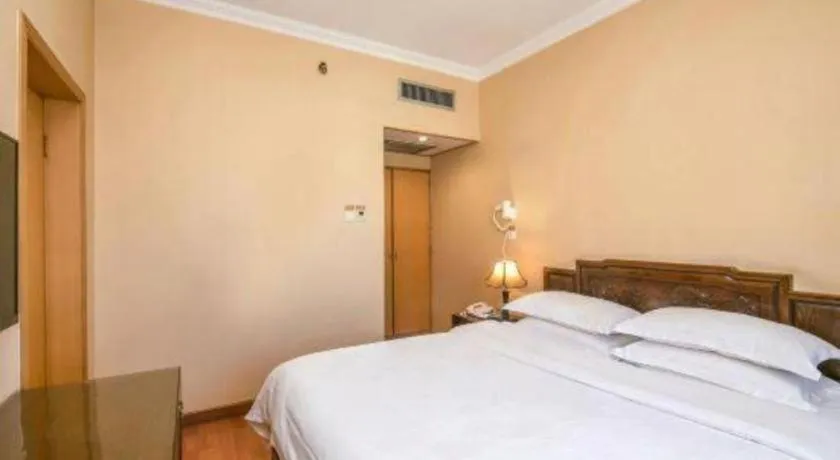 Bed in Hujialou Hot Spring Hotel