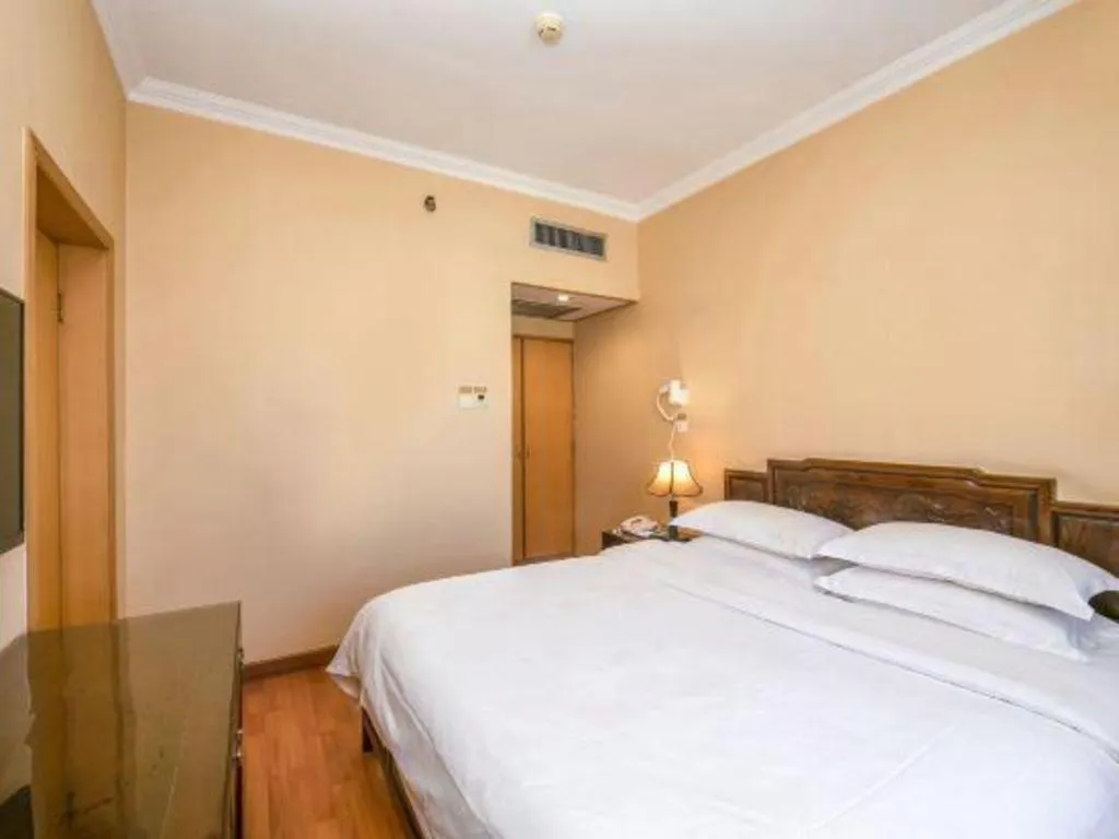 Bed in Hujialou Hot Spring Hotel