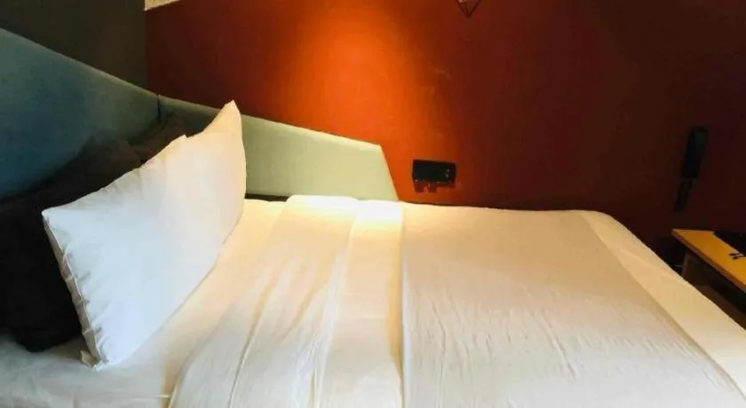 Bed in YUNIK-Shanghai Zhongshan Park Yan'an Xi Road