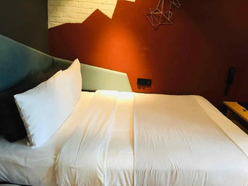 Bed in YUNIK-Shanghai Zhongshan Park Yan'an Xi Road