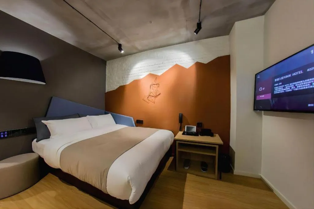 Bed in YUNIK-Shanghai Zhongshan Park Yan'an Xi Road