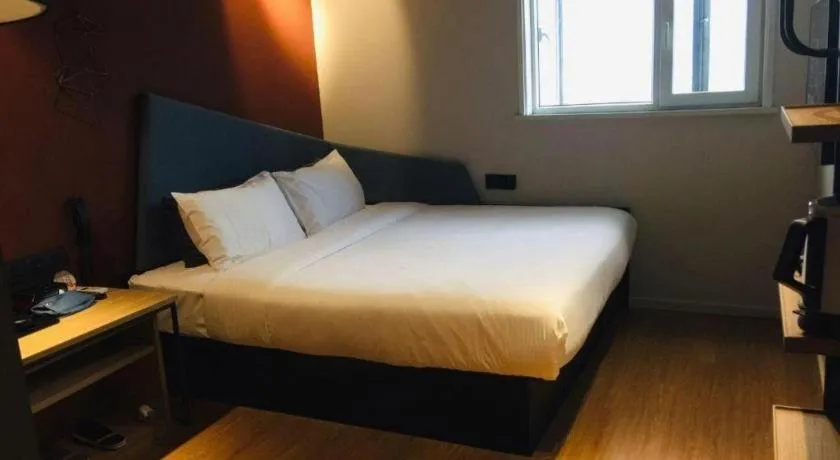 Bed in YUNIK-Shanghai Zhongshan Park Yan'an Xi Road