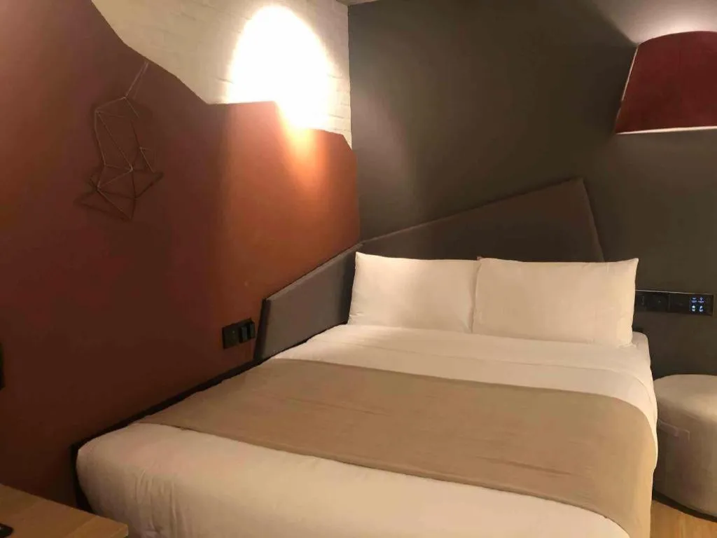 Bed in YUNIK-Shanghai Zhongshan Park Yan'an Xi Road