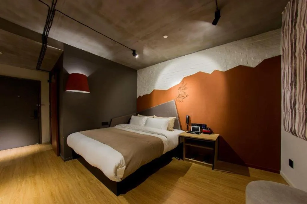 Bed in YUNIK-Shanghai Zhongshan Park Yan'an Xi Road