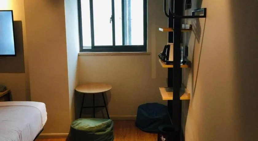 Bed in YUNIK-Shanghai Zhongshan Park Yan'an Xi Road