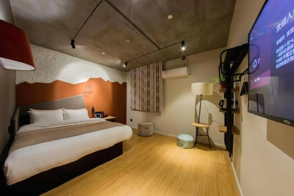 Bed in YUNIK-Shanghai Zhongshan Park Yan'an Xi Road