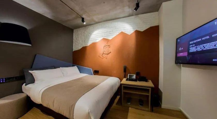 Bed in YUNIK-Shanghai Zhongshan Park Yan'an Xi Road