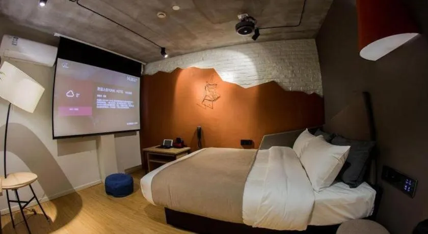 Bed in YUNIK-Shanghai Zhongshan Park Yan'an Xi Road