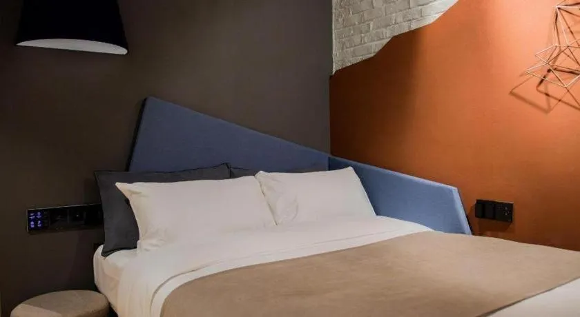 Bed in YUNIK-Shanghai Zhongshan Park Yan'an Xi Road