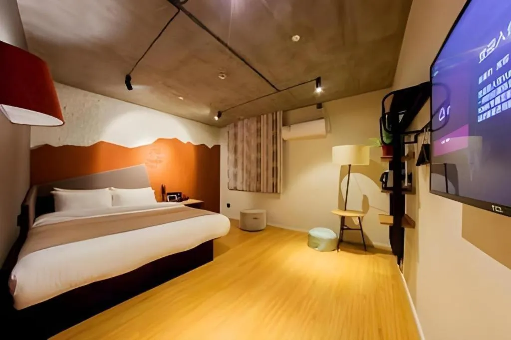 Bed in YUNIK-Shanghai Zhongshan Park Yan'an Xi Road