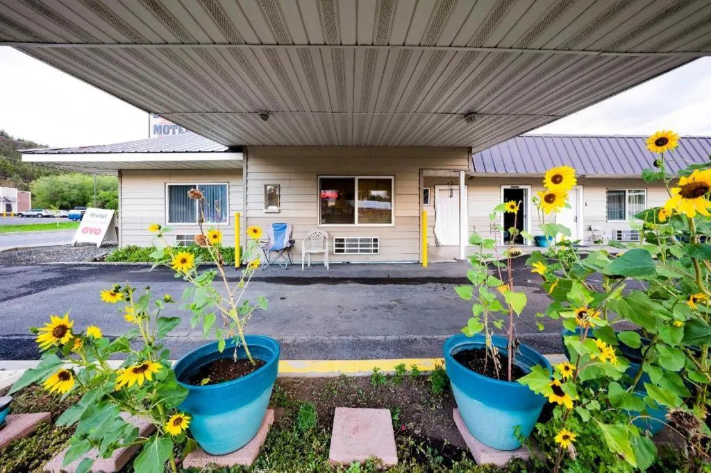 OYO Riverside Inn John Day OR