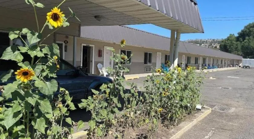 OYO Riverside Inn John Day OR