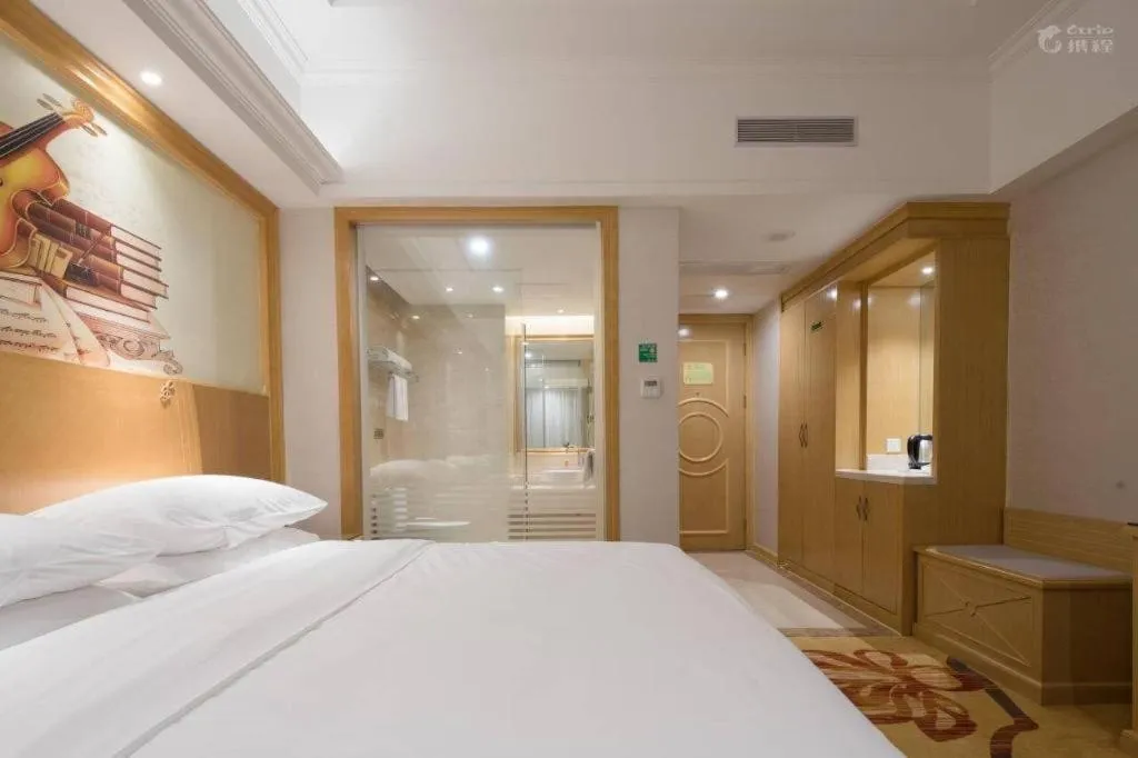 Bed in Vienna Hotel Shenzhen Longgang Baifucheng