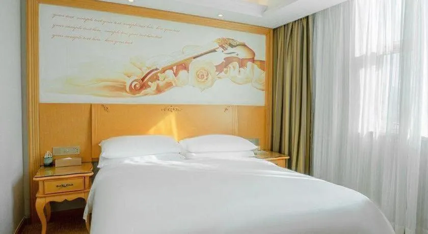 Bed in Vienna Hotel Guangdong Huizhou Lilin North Railway Station