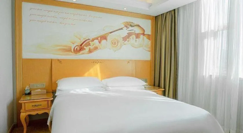 Bed in Vienna Hotel Guangdong Huizhou Lilin North Railway Station