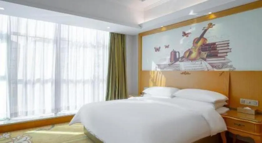 Bed in Vienna Hotel Guangdong Huizhou Lilin North Railway Station