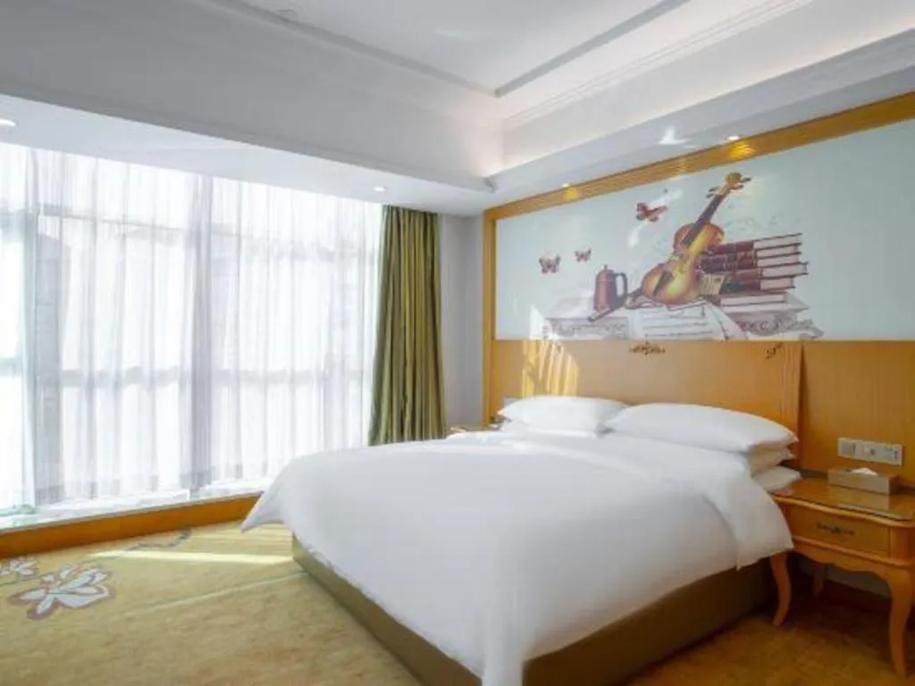 Bed in Vienna Hotel Guangdong Huizhou Lilin North Railway Station