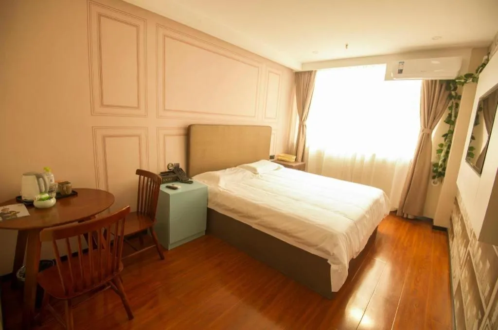 Bed in GreenTree Inn Binzhou Bus Station