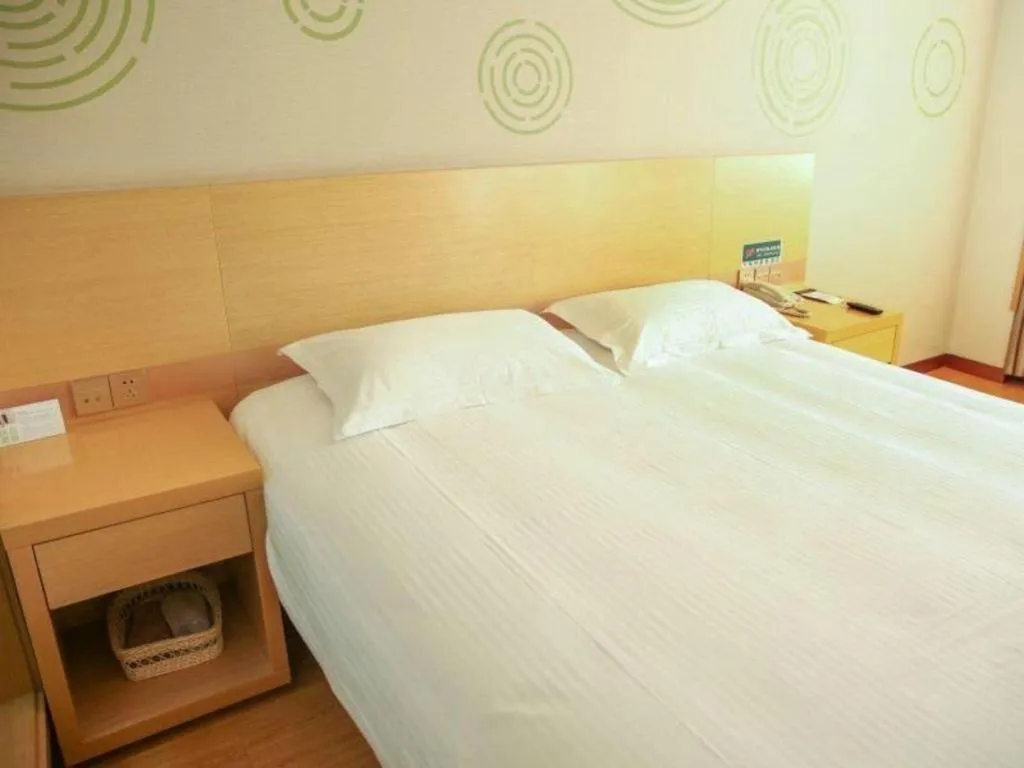 Bed in GreenTree Inn Binzhou Bus Station