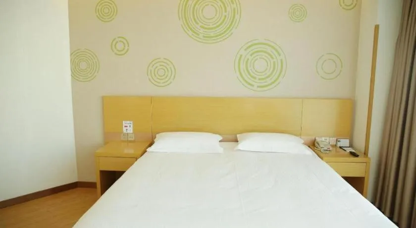 Bed in GreenTree Inn Binzhou Bus Station