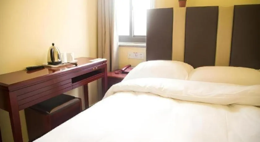 Bed in Shell Hotel Shanghai Baoshan Meilanhu Luosheng Road