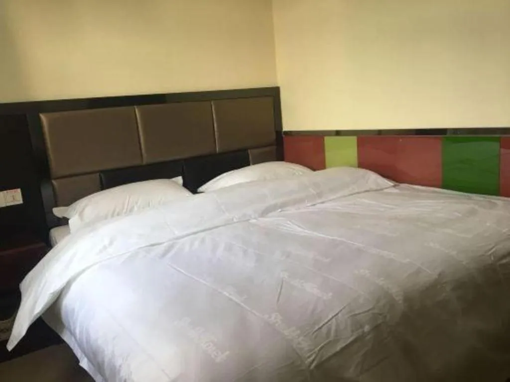 Bed in Shell Hotel Shanghai Baoshan Meilanhu Luosheng Road