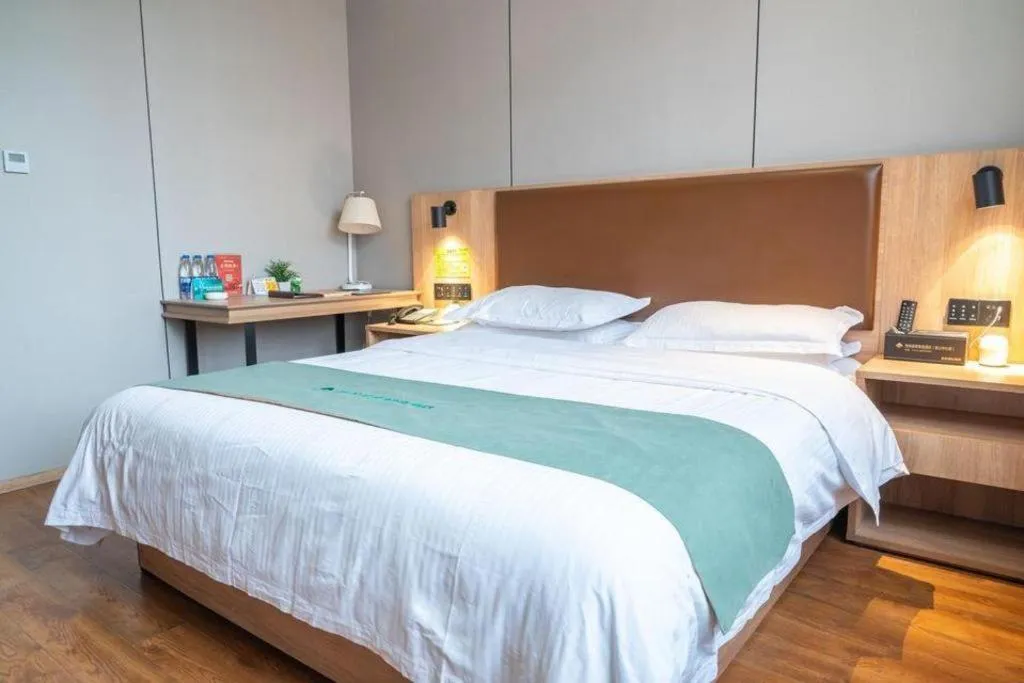 Bed in GreenTree Inn Wuxi Quanshan Center