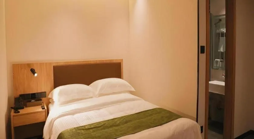 Bed in GreenTree Inn Nanjing Baijiahu