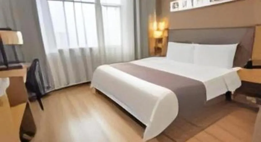 Bed in Home Inn Plus Shanghai Middle Ring Jinshajiang Road Fengzhuang Metro Station