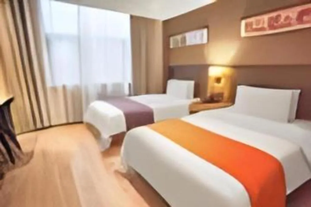 Bed in Home Inn Plus Shanghai Middle Ring Jinshajiang Road Fengzhuang Metro Station