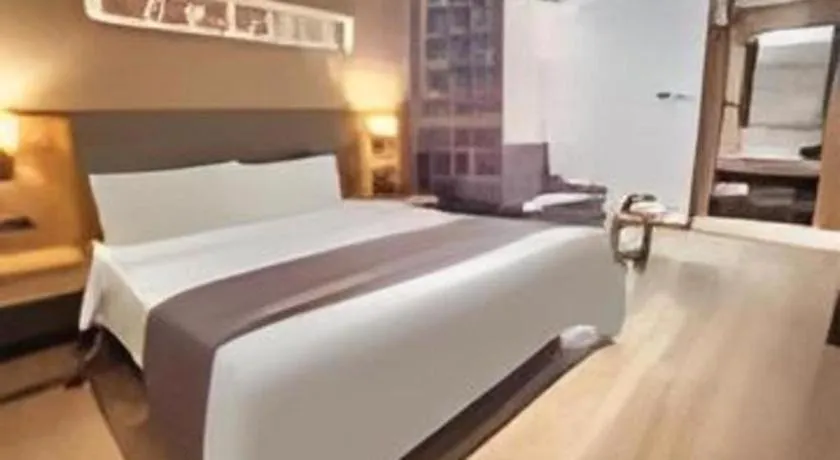 Bed in Home Inn Plus Shanghai Middle Ring Jinshajiang Road Fengzhuang Metro Station
