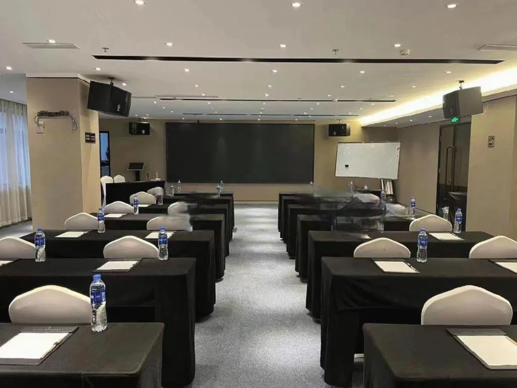 Yitel Collection Shenyang Hunnan Olympic Sports Center Caixia Street Metro Station