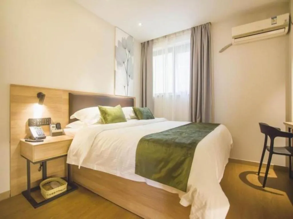 Bed in GreenTree Inn Express Taizhou Jiangyan Hardware City