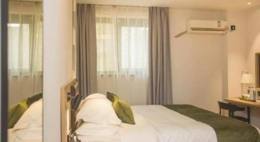 Bed in GreenTree Inn Express Taizhou Jiangyan Hardware City