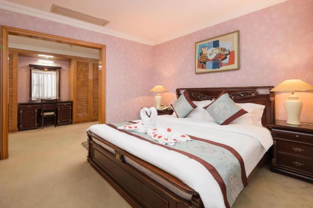 Bed in Xinyuan Hot Spring Hotel