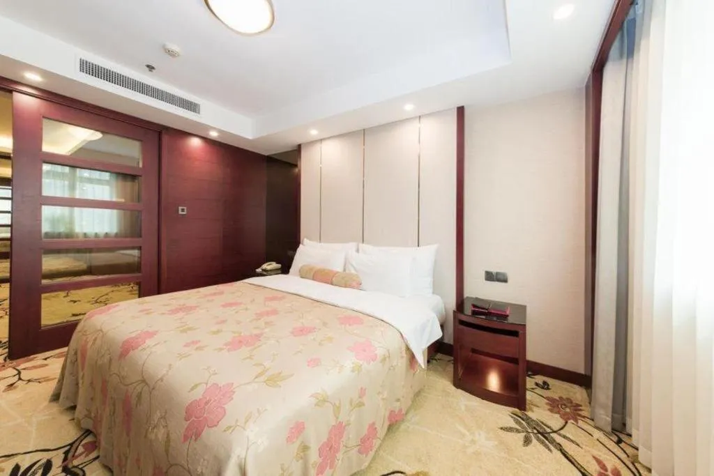 Bed in Dalian Liangyun Hotel