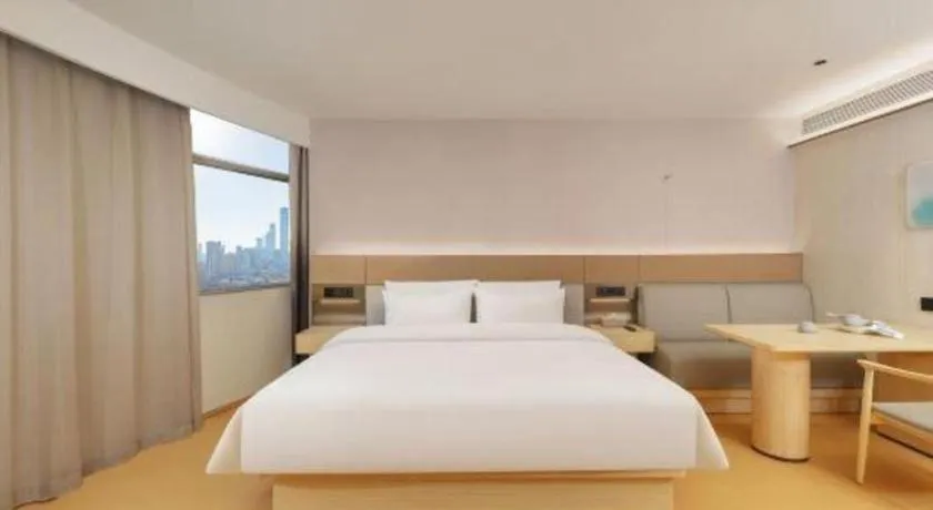 Bed in Dalian Liangyun Hotel